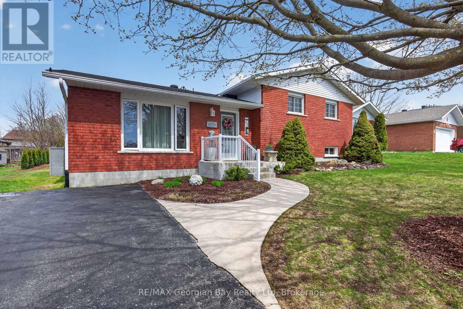 32 Bonaventure Place, Penetanguishene, Ontario  L9M 1J3 - Photo 2 - S13080208