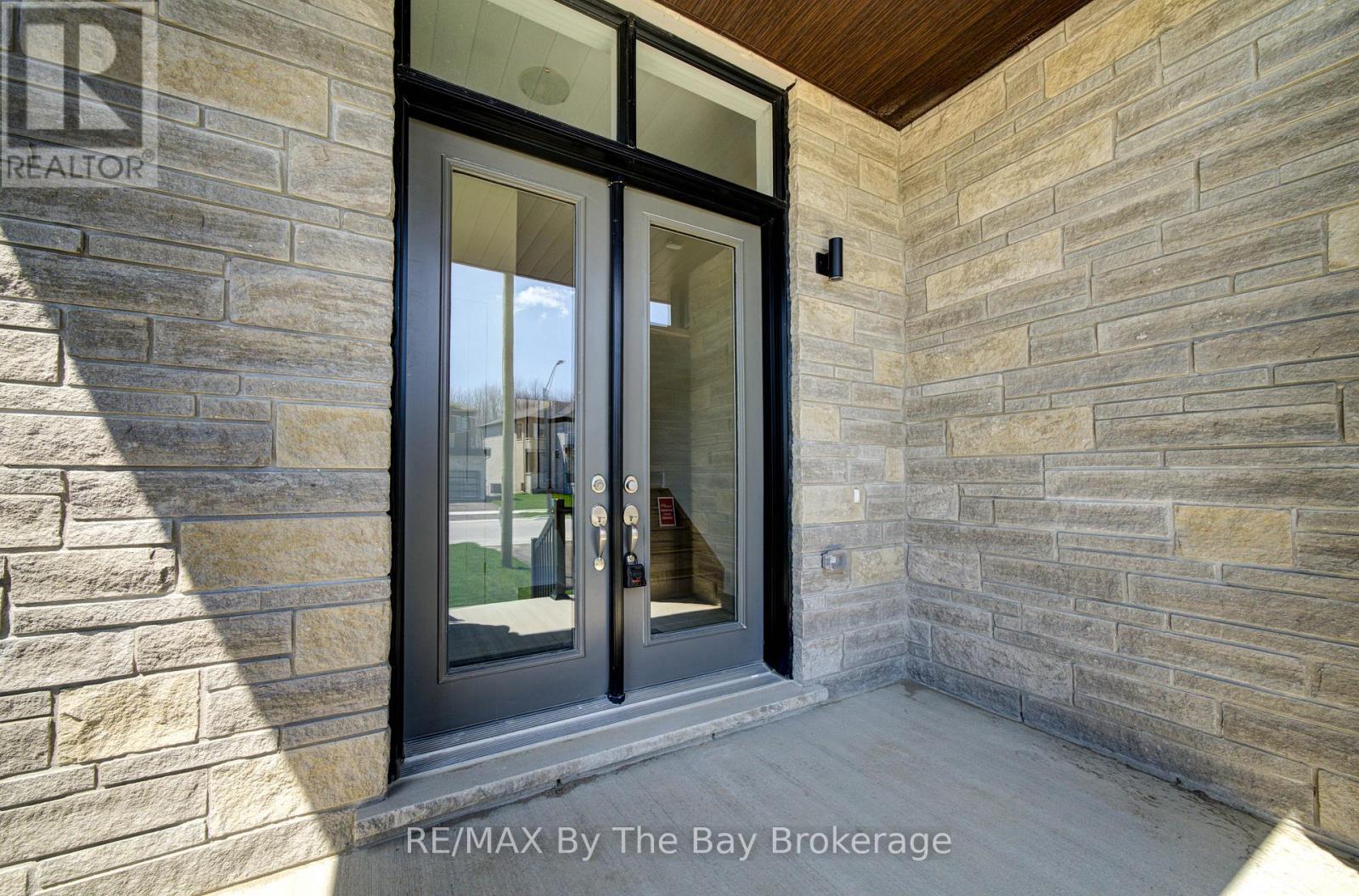 63 Rosanne Circle, Wasaga Beach, Ontario  L9Z 0M8 - Photo 2 - S13106276