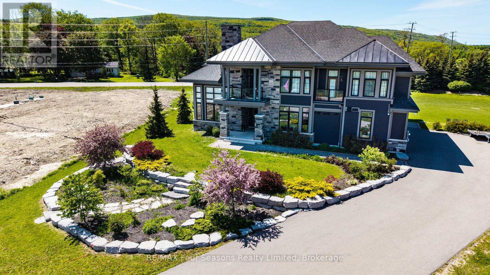 9 Windrose Valley Boulevard, Clearview, Ontario  L9Y 0K2 - Photo 2 - S13102874