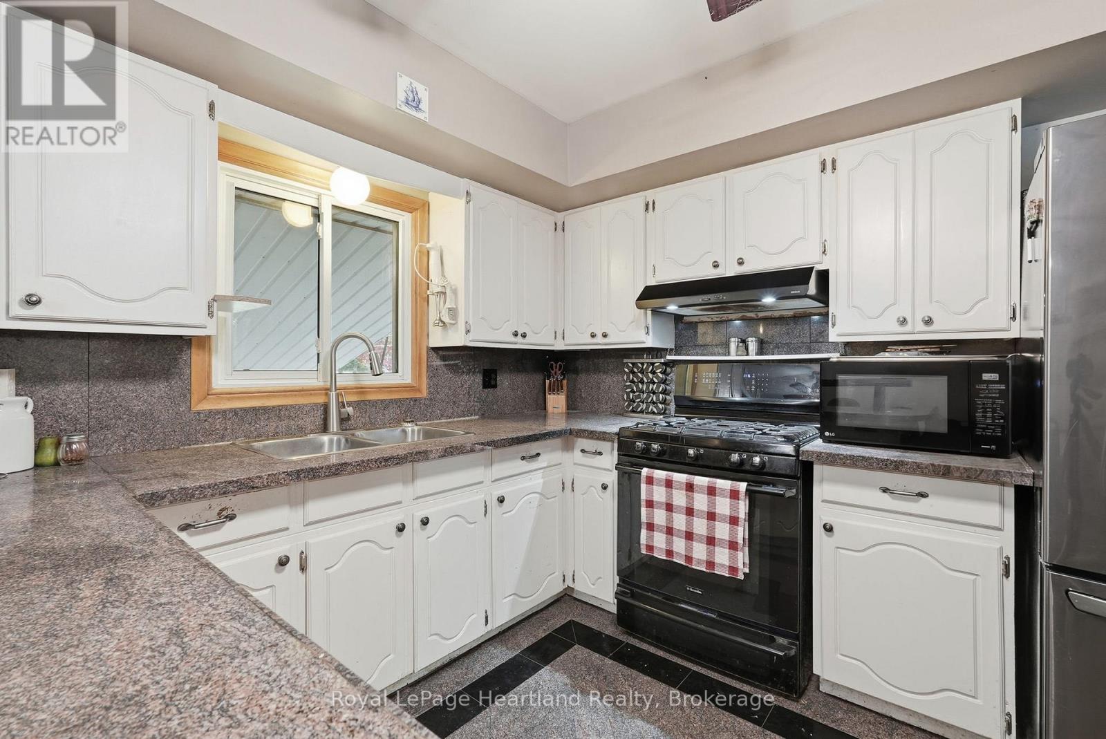 292 Wellington Street, North Huron, Ontario  N0M 1H0 - Photo 8 - X13109212