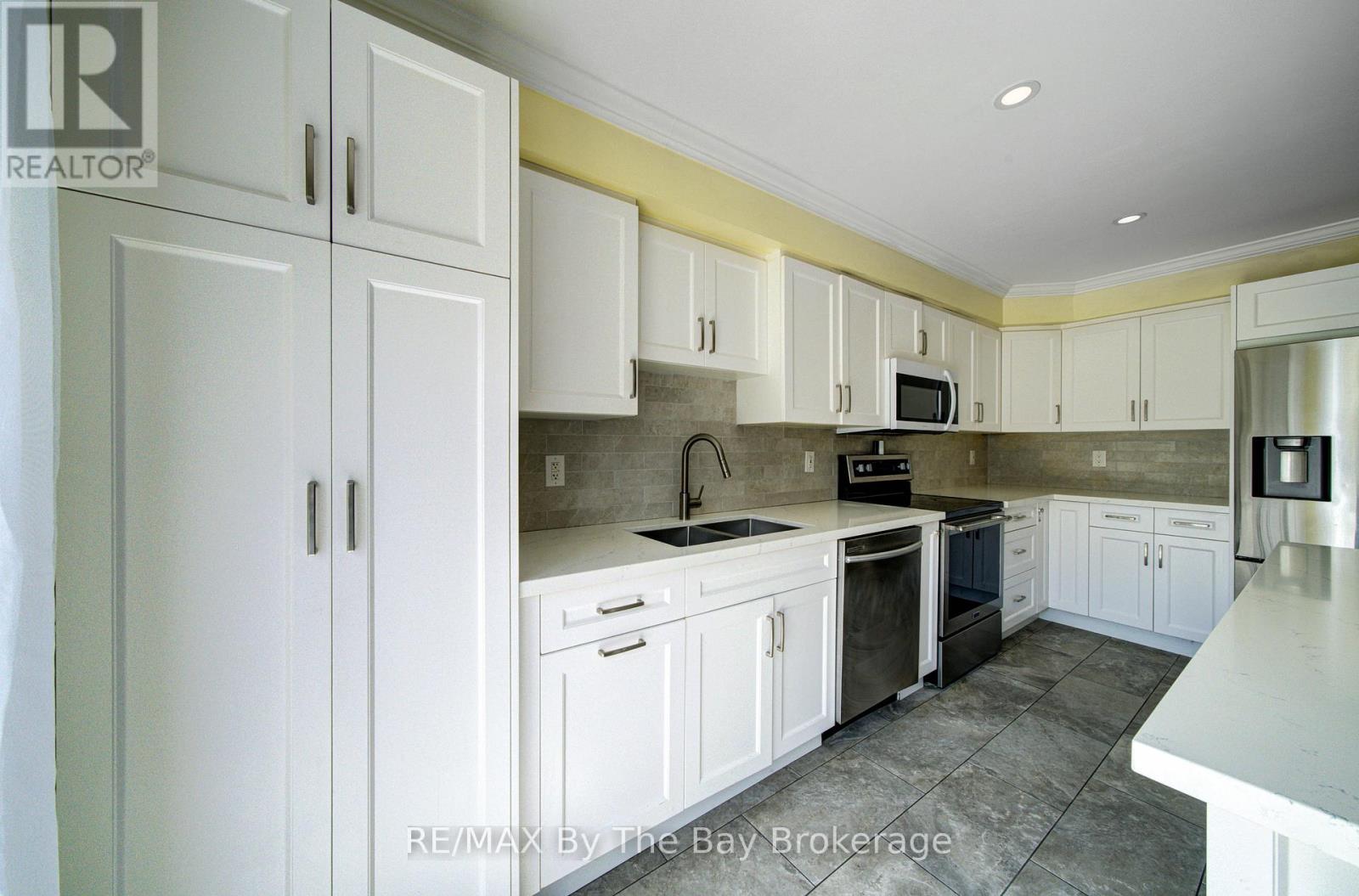 88 Wesley Avenue, Wasaga Beach, Ontario  L9Z 0B9 - Photo 10 - S13113882