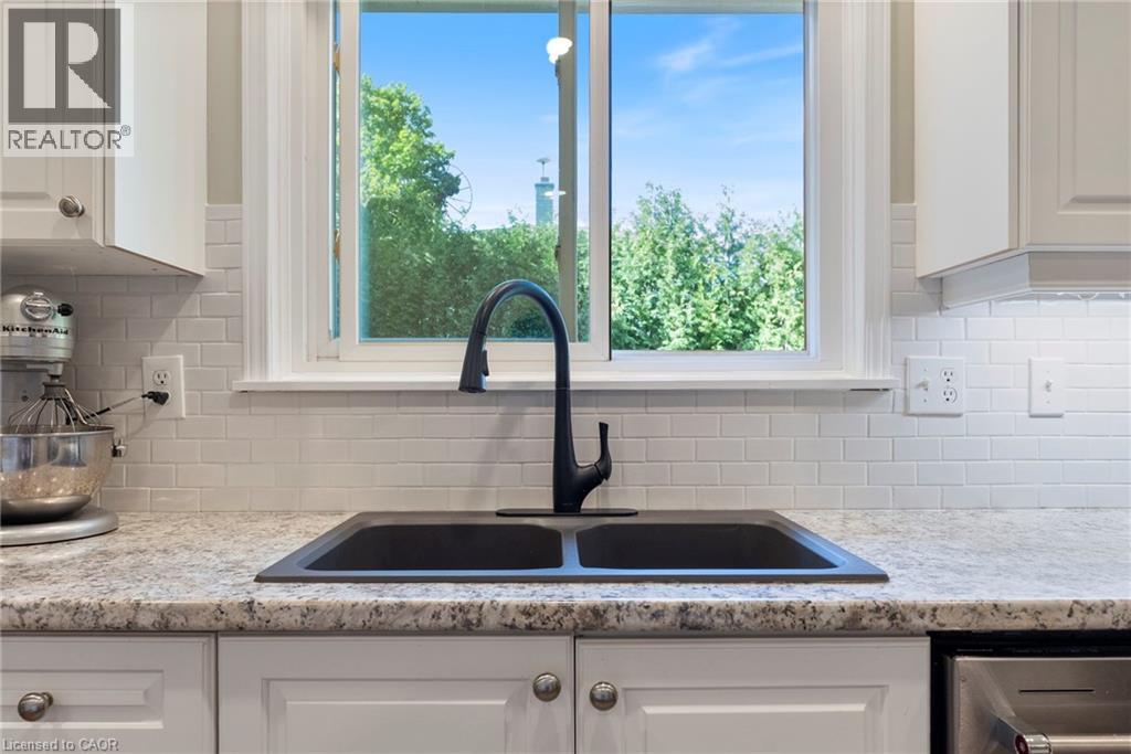 2251 Kirkburn Drive, Burlington, Ontario  L7P 4E8 - Photo 8 - 40829303