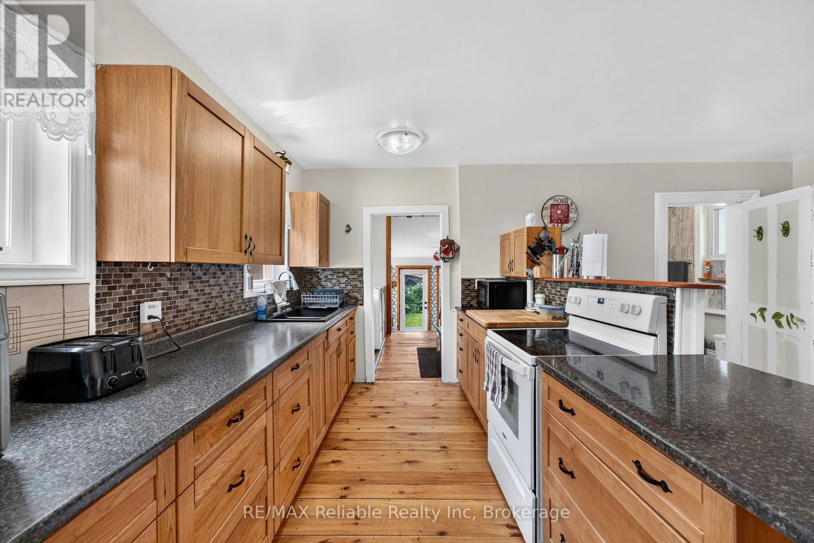 32 Rattenbury Street W, Central Huron, Ontario  N0M 1L0 - Photo 4 - X13118226