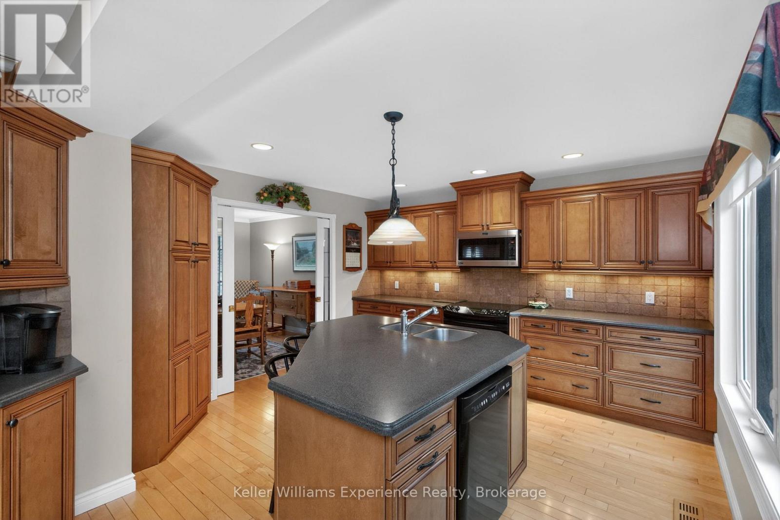 27 Rosewood Avenue, Springwater, Ontario  L0L 1X0 - Photo 8 - S13121912