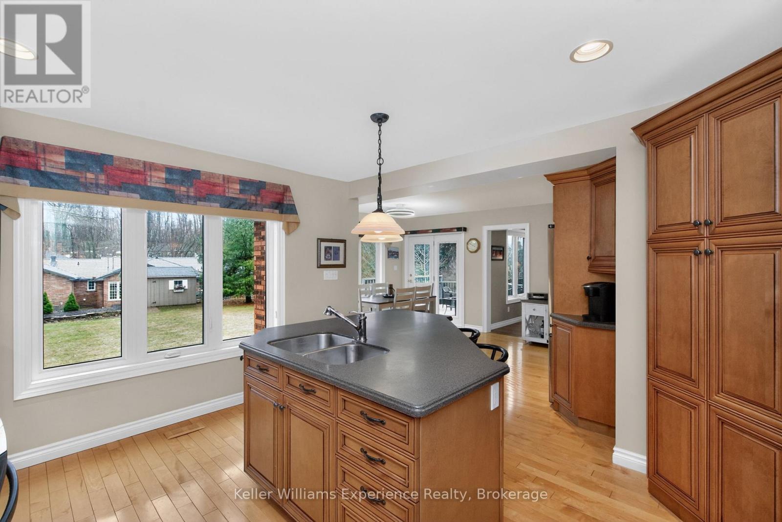 27 Rosewood Avenue, Springwater, Ontario  L0L 1X0 - Photo 9 - S13121912