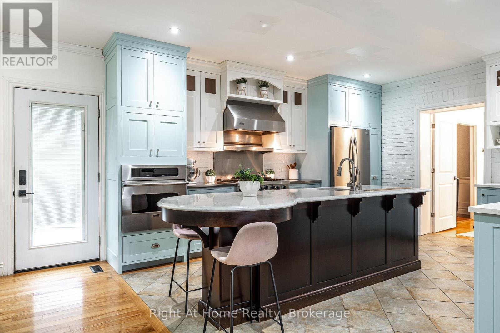 18 Waterloo Street N, Stratford, Ontario  N5A 5H5 - Photo 6 - X13141064
