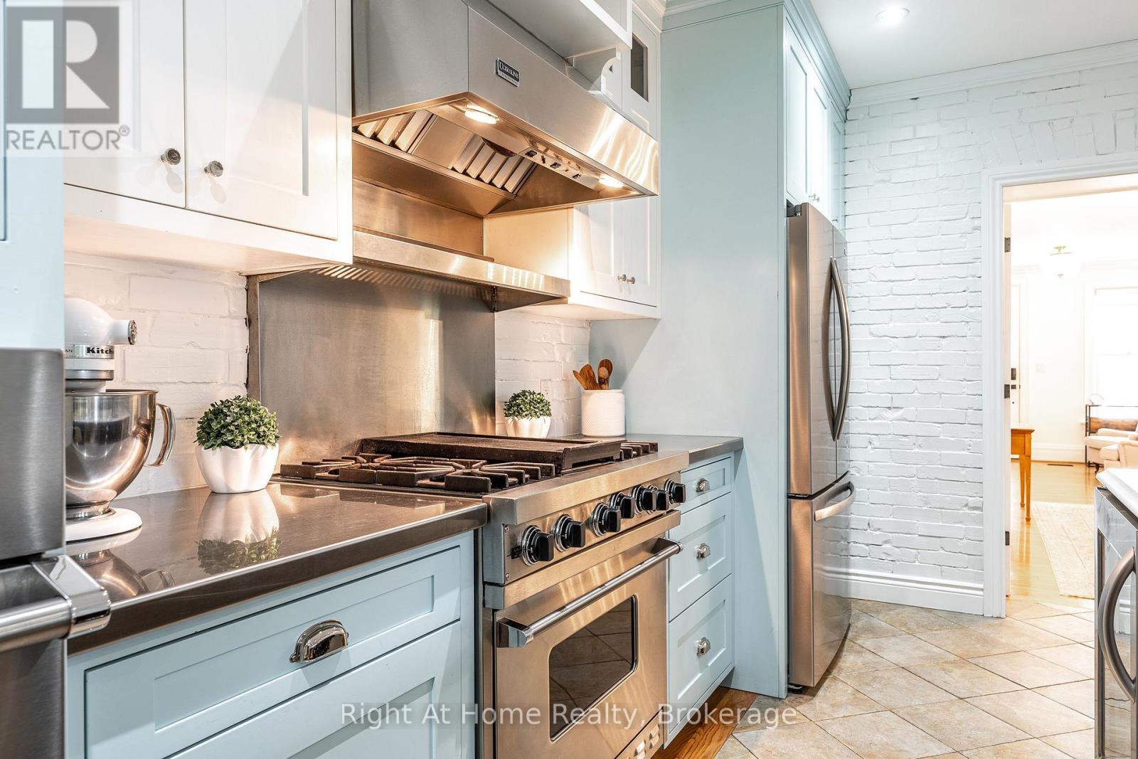 18 Waterloo Street N, Stratford, Ontario  N5A 5H5 - Photo 7 - X13141064