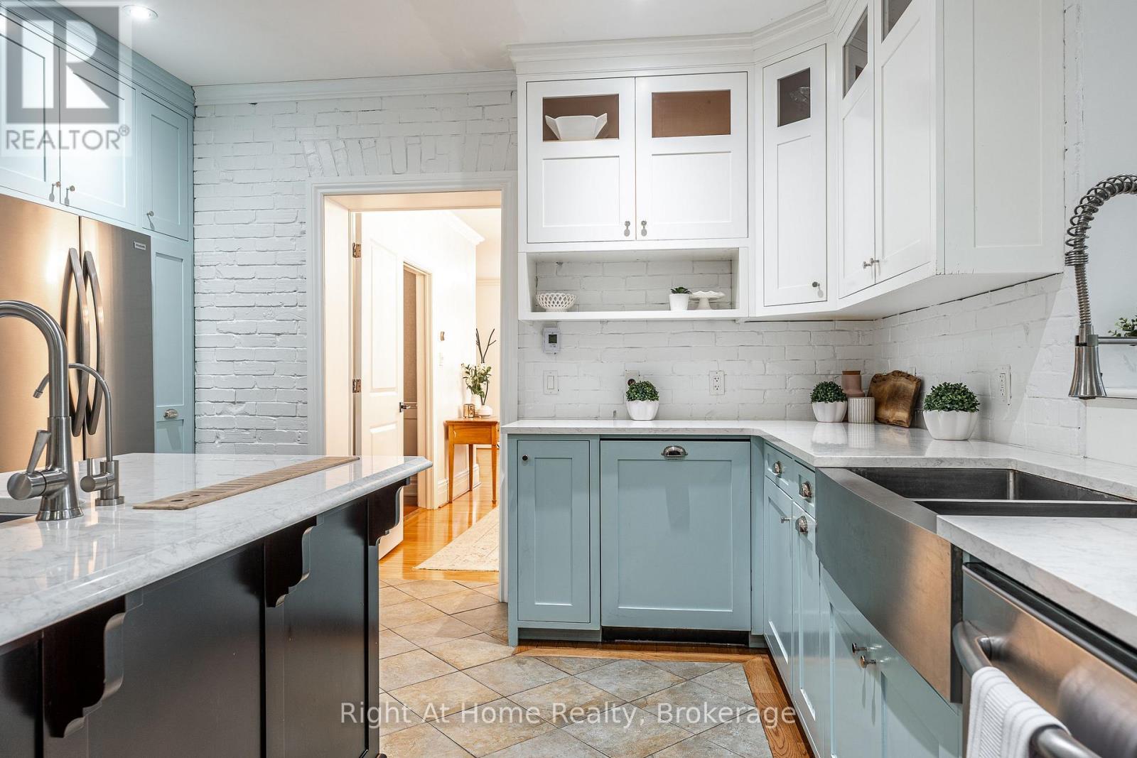 18 Waterloo Street N, Stratford, Ontario  N5A 5H5 - Photo 8 - X13141064