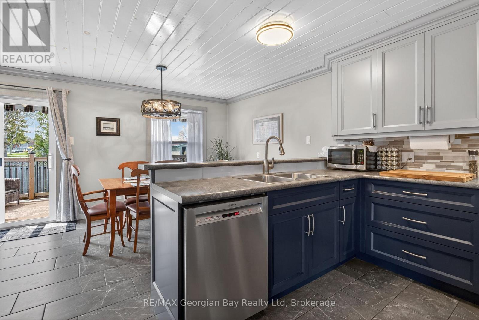 100 Peel Street, Penetanguishene, Ontario  L9M 1C3 - Photo 12 - S13148858