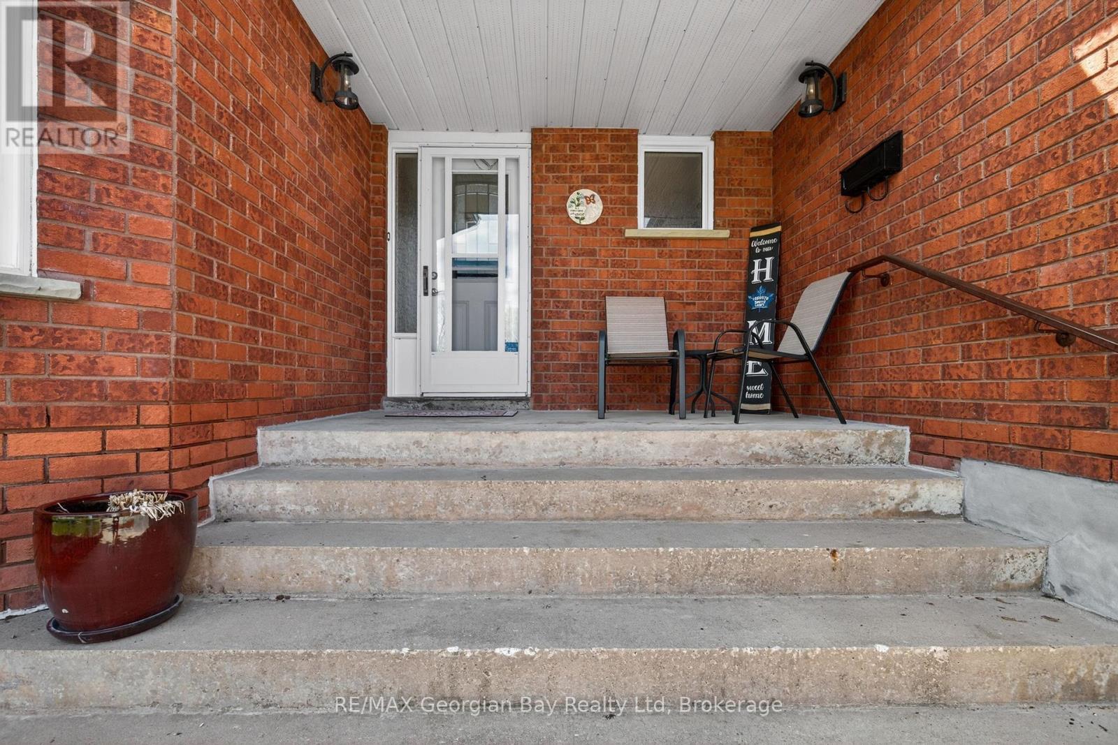 100 Peel Street, Penetanguishene, Ontario  L9M 1C3 - Photo 3 - S13148858