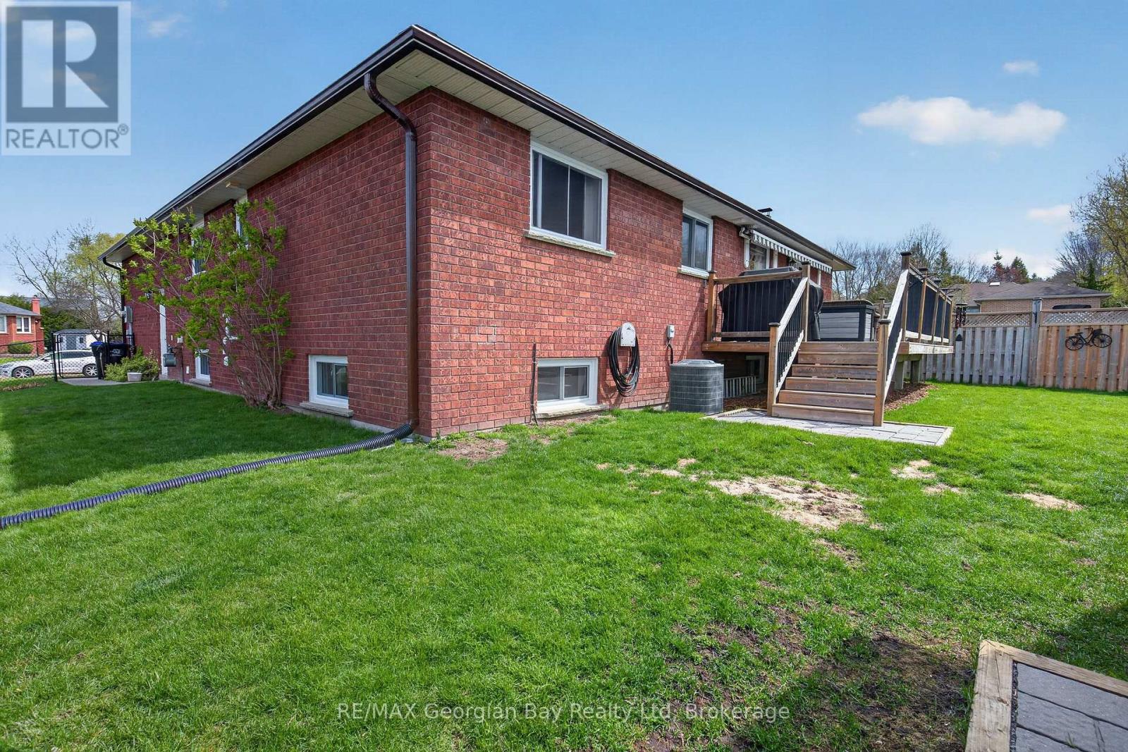 100 Peel Street, Penetanguishene, Ontario  L9M 1C3 - Photo 36 - S13148858