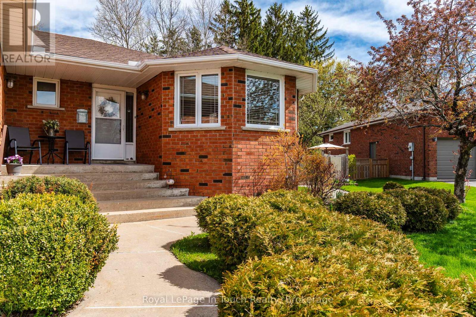 101 Peel Street, Penetanguishene, Ontario  L9M 1C3 - Photo 3 - S13152392