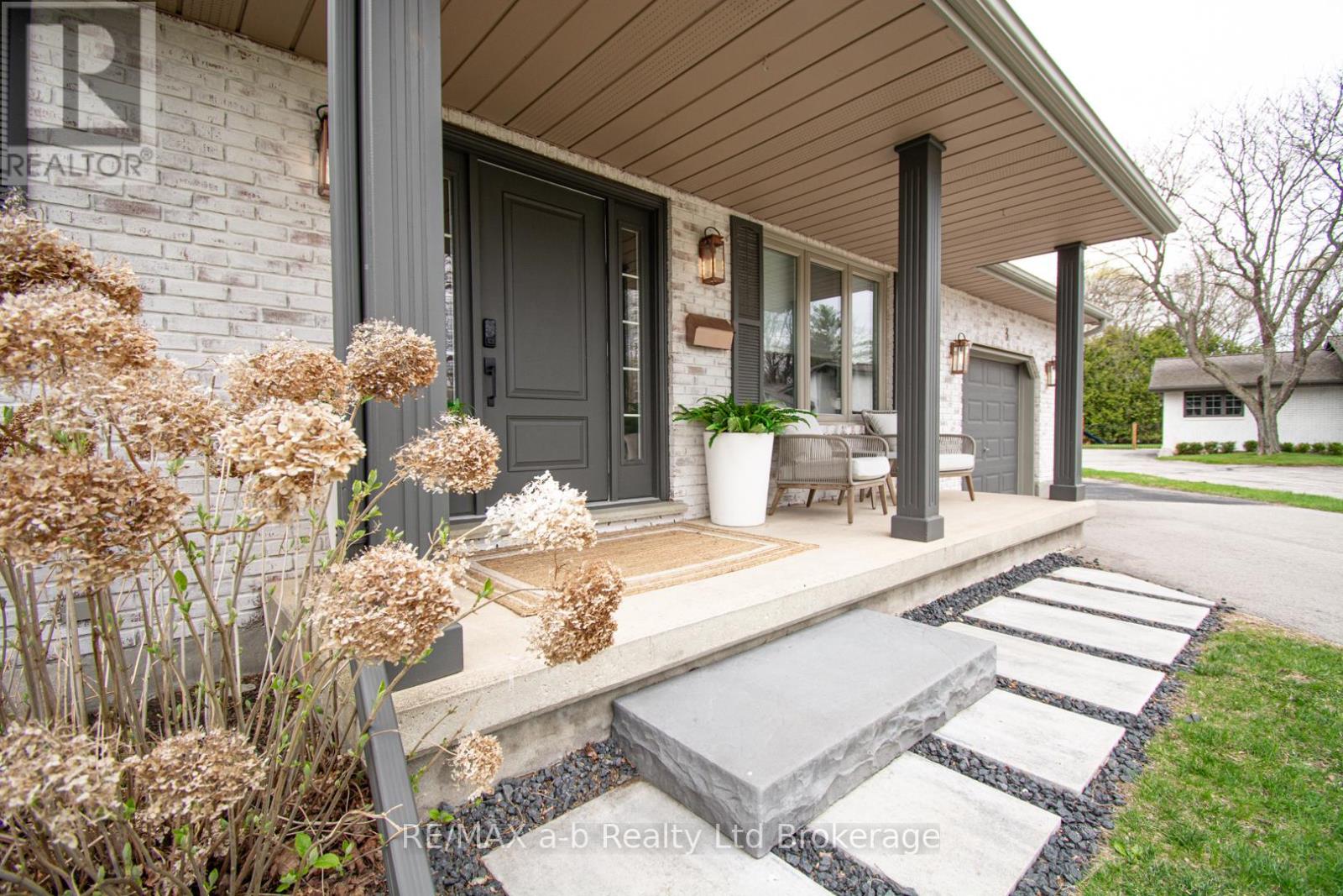 3 Belfast Circle, Tillsonburg, Ontario  N4G 5G3 - Photo 2 - X13153046