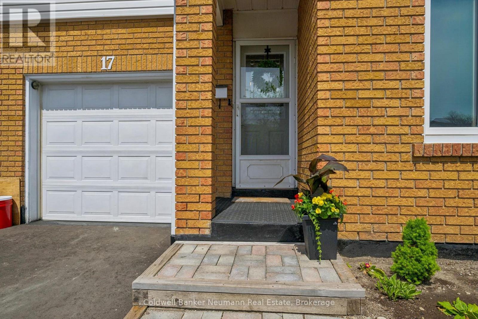 17 Histon Crescent, Brampton, Ontario  L6V 3P9 - Photo 2 - W13154054