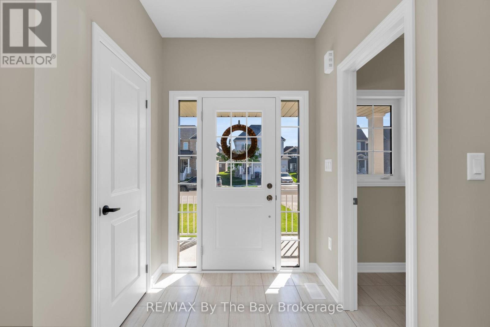 214 Cubitt Street, Clearview, Ontario  L0M 1S0 - Photo 4 - S13163672