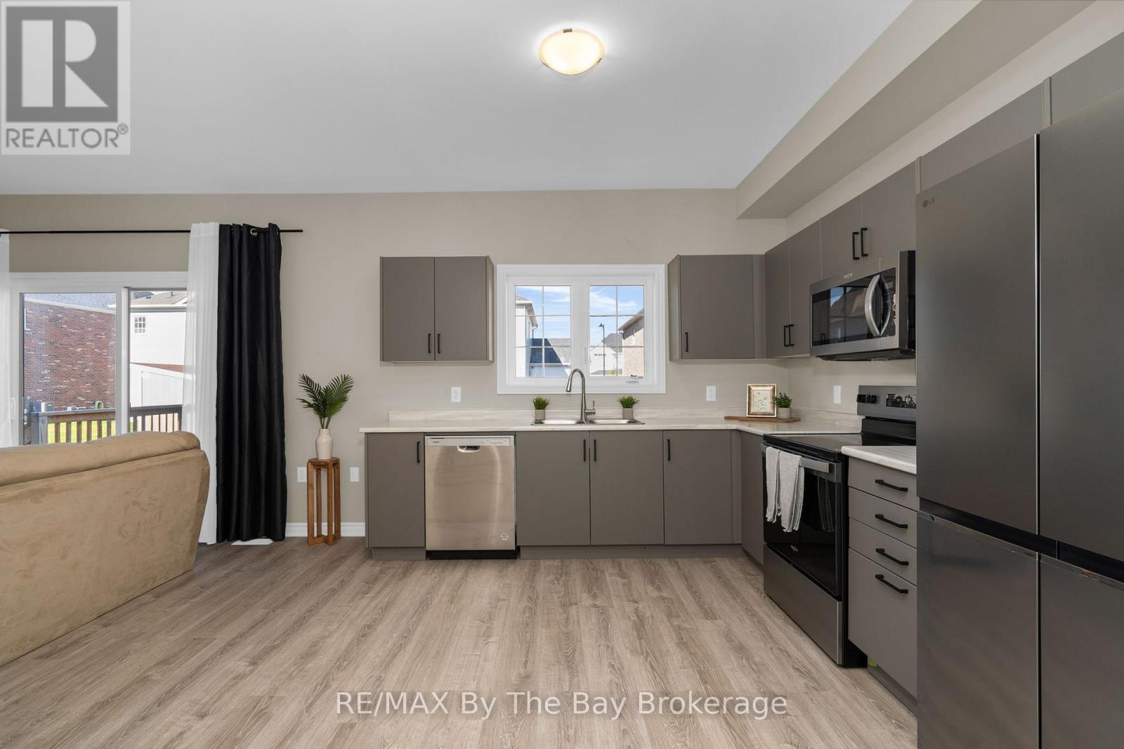 214 Cubitt Street, Clearview, Ontario  L0M 1S0 - Photo 8 - S13163672