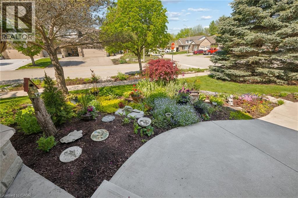 147 Reiber Court, Waterloo, Ontario  N2L 6N2 - Photo 6 - 40831155