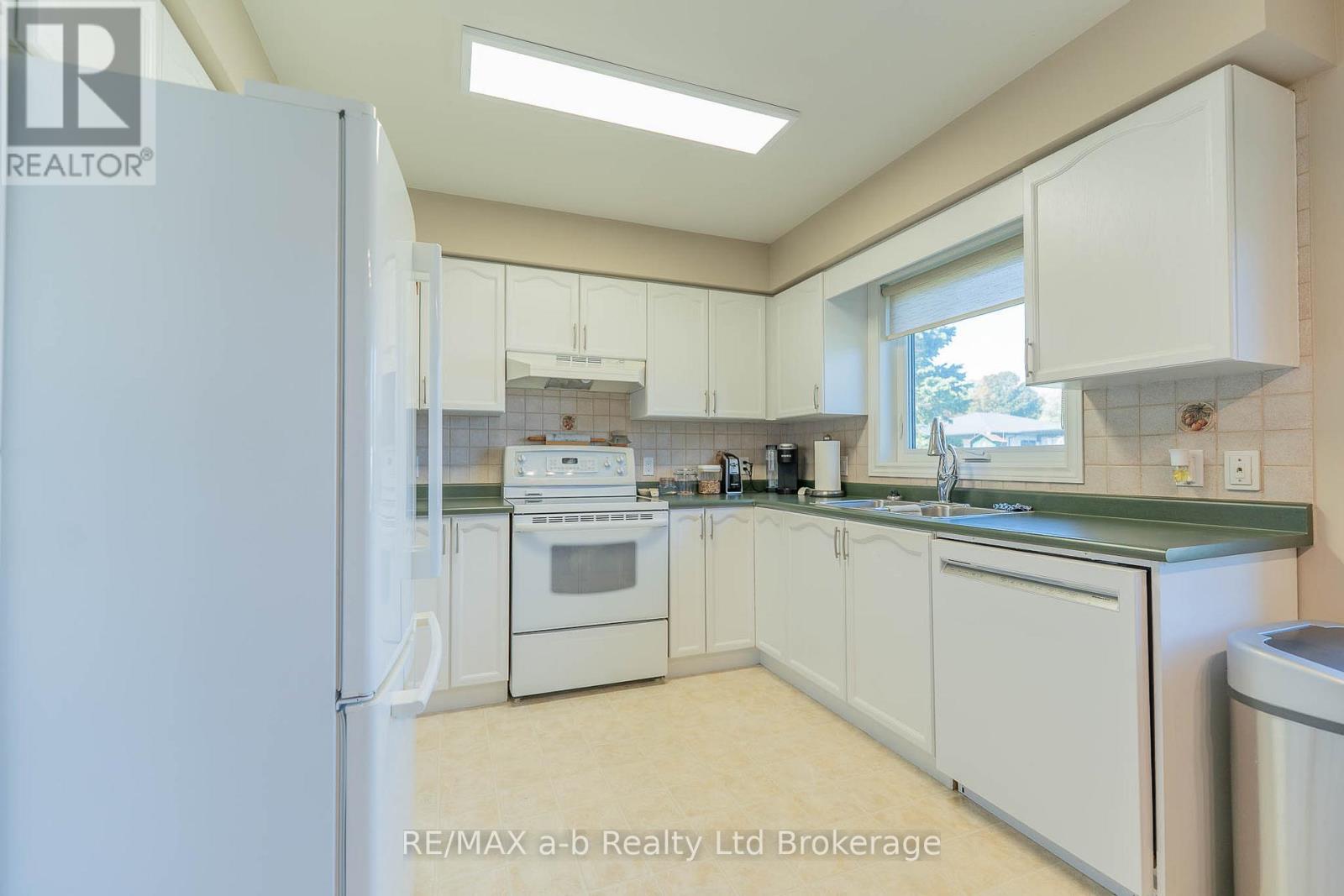 23 Armstrong Drive, Tillsonburg, Ontario  N4G 5T3 - Photo 8 - X13173688