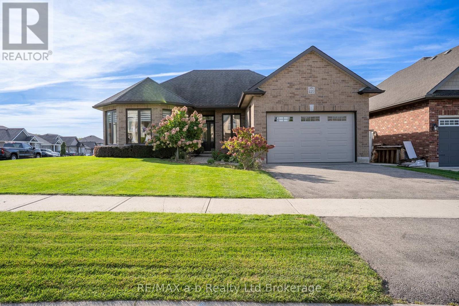 220 Poldon Drive, Norwich, Ontario  N0J 1P0 - Photo 2 - X13196116