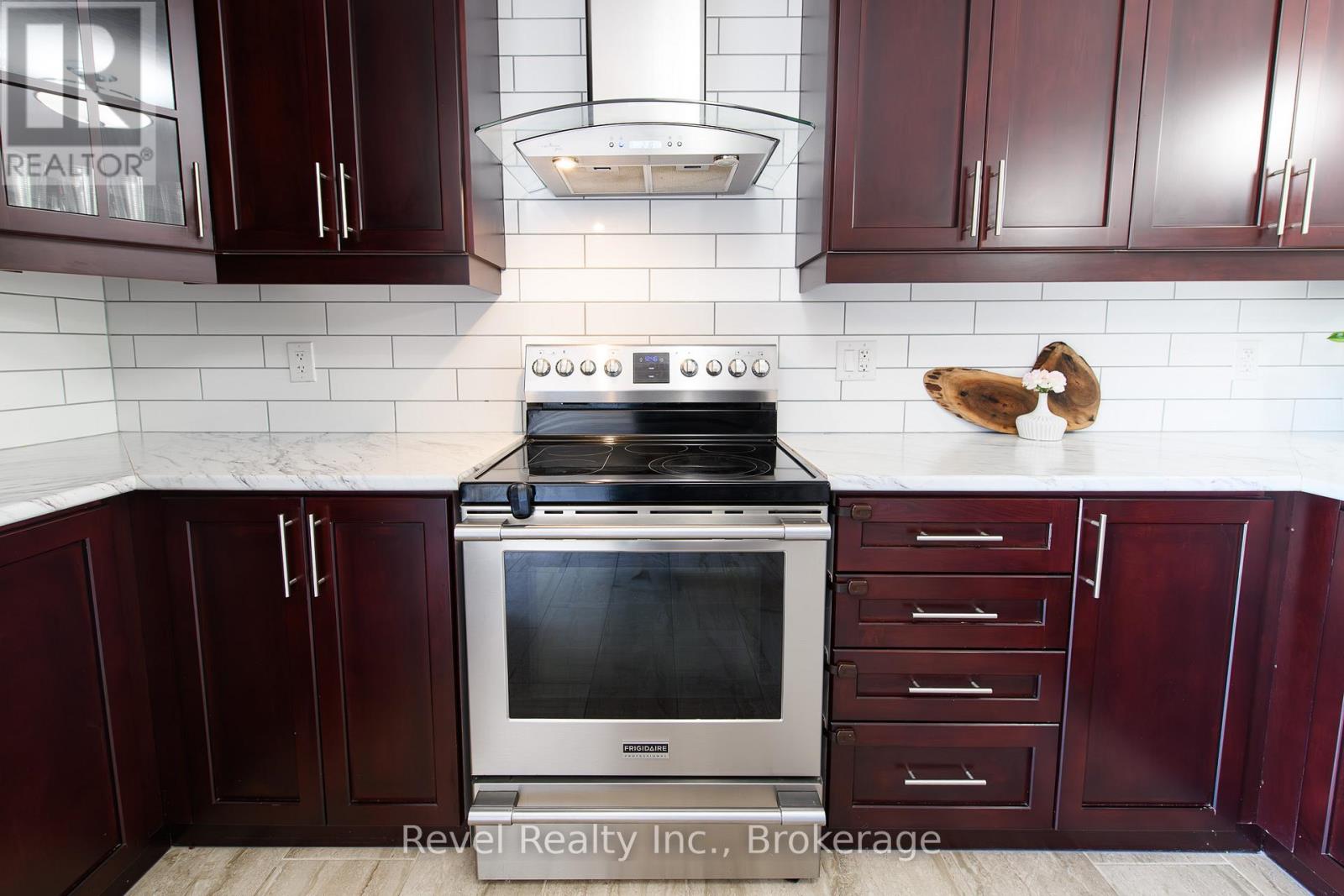 37 Marilyn Avenue N, Wasaga Beach, Ontario  L9Z 2Y5 - Photo 12 - S13205904