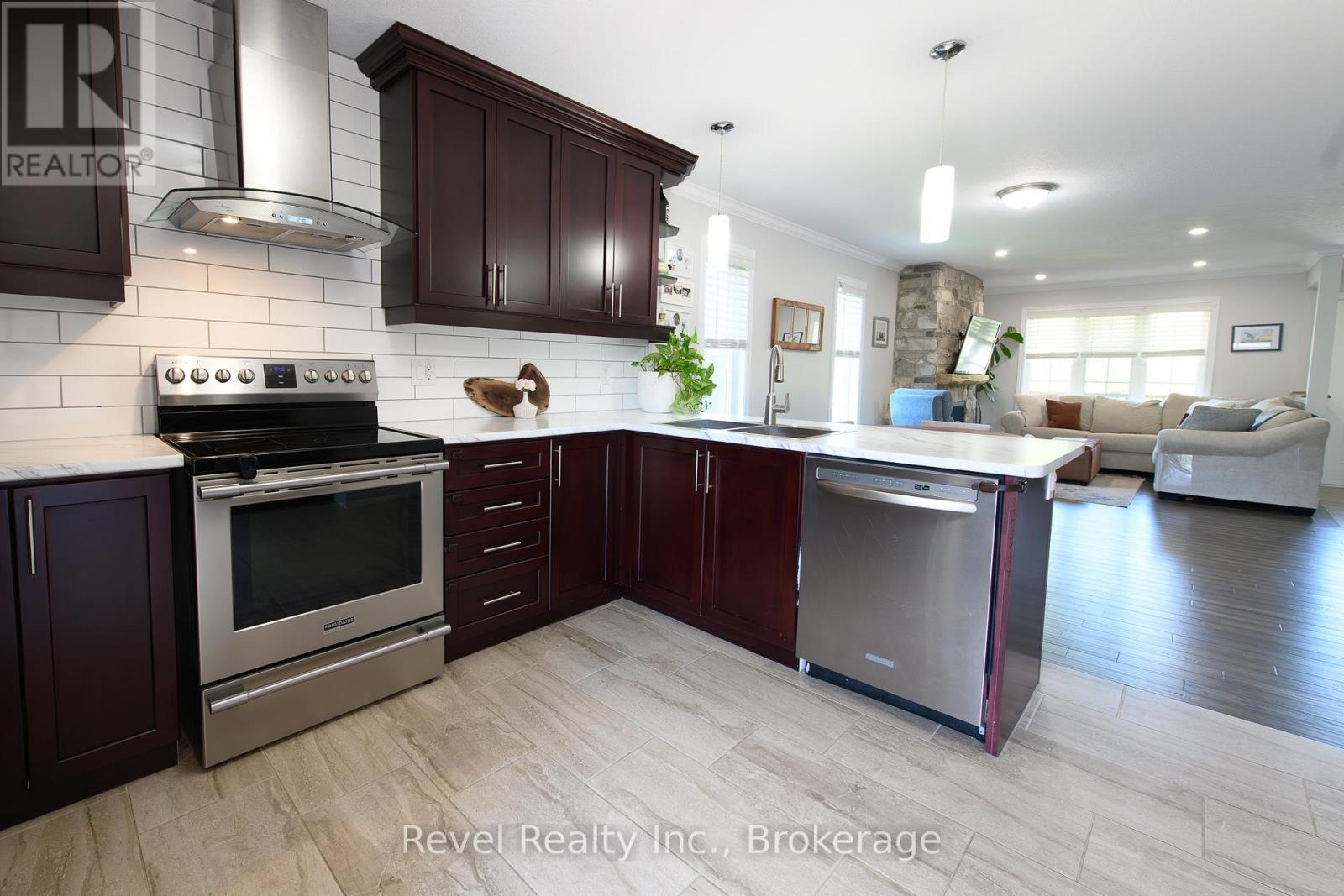 37 Marilyn Avenue N, Wasaga Beach, Ontario  L9Z 2Y5 - Photo 7 - S13205904