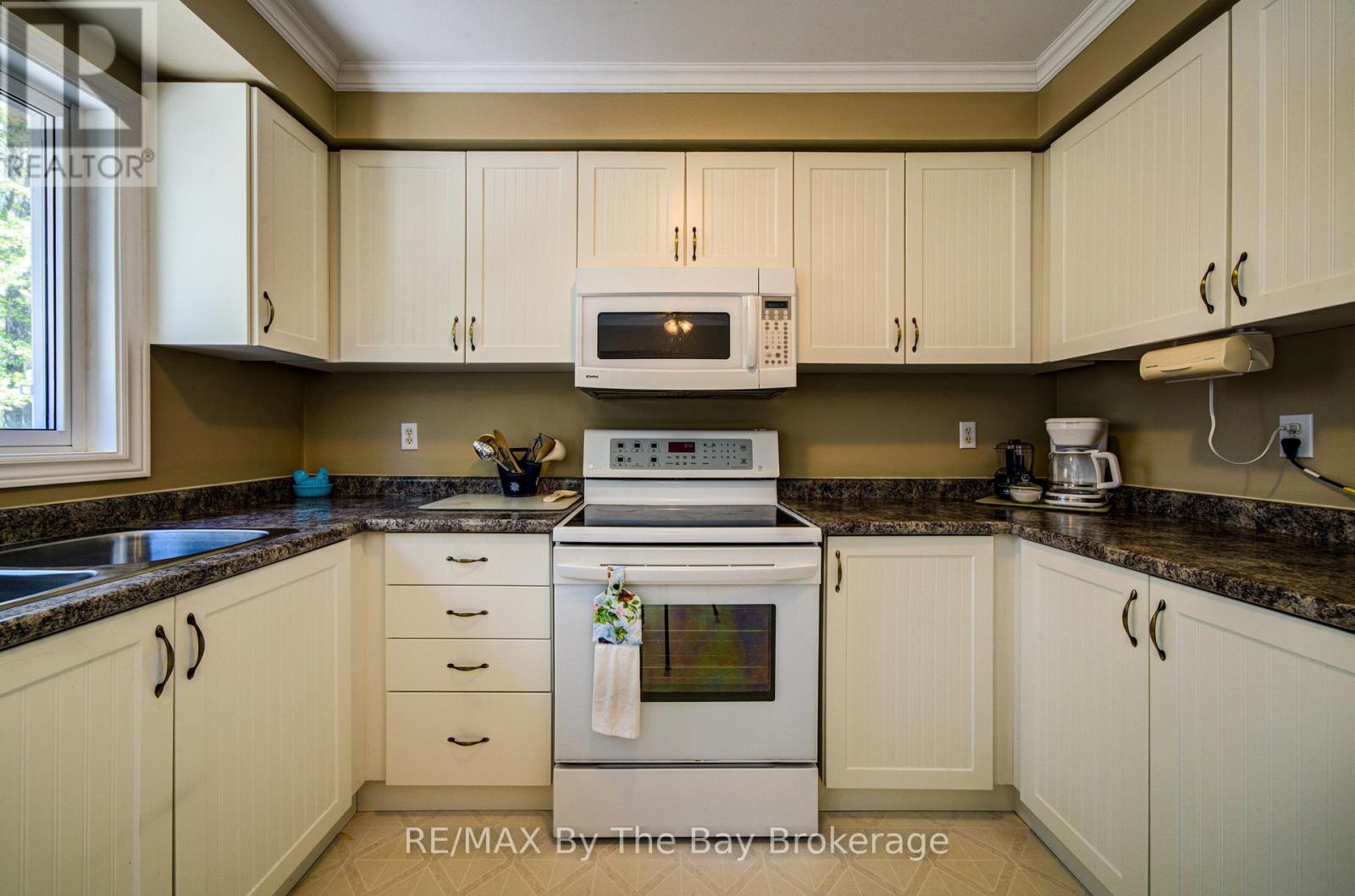12 Silver Birch Avenue, Wasaga Beach, Ontario  L9Z 1B7 - Photo 11 - S13212758