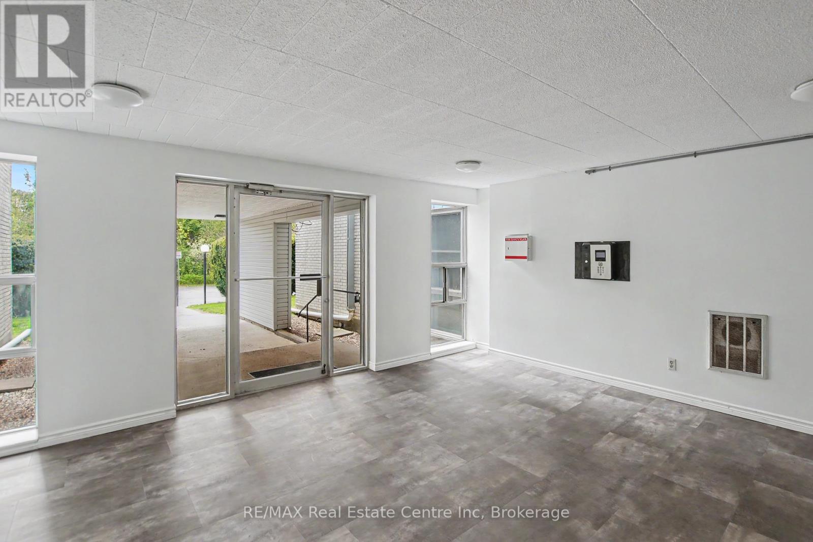 412 - 105 Conroy Crescent, Guelph, Ontario  N1G 2V5 - Photo 2 - X13220414