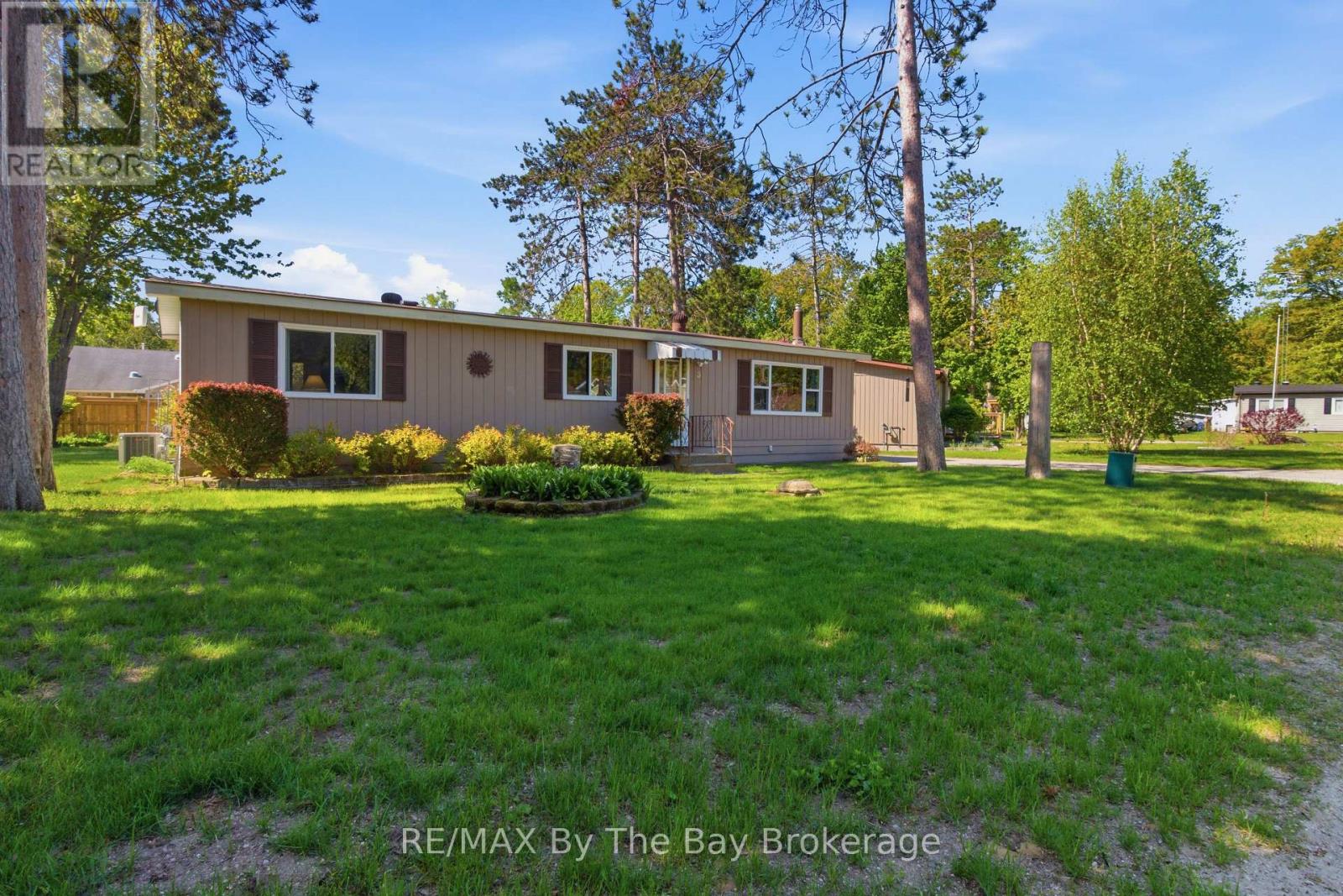3 Golf Avenue, Wasaga Beach, Ontario  L9Z 1K2 - Photo 2 - S13226438