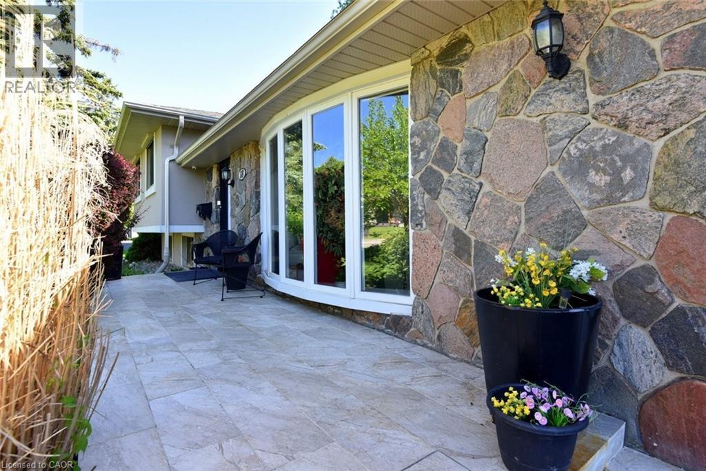18 Dennis Avenue, Waterdown, Ontario  L9H 7G2 - Photo 2 - 40834320
