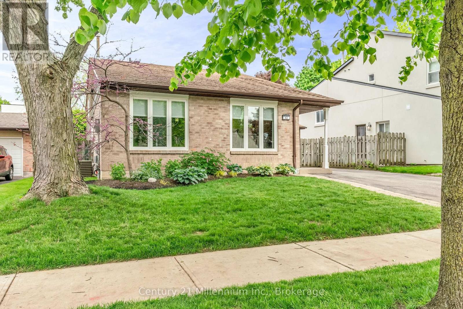 Drive - 43 Stoddart Drive, Aurora, Ontario  L4G 2G2 - Photo 3 - N13228698