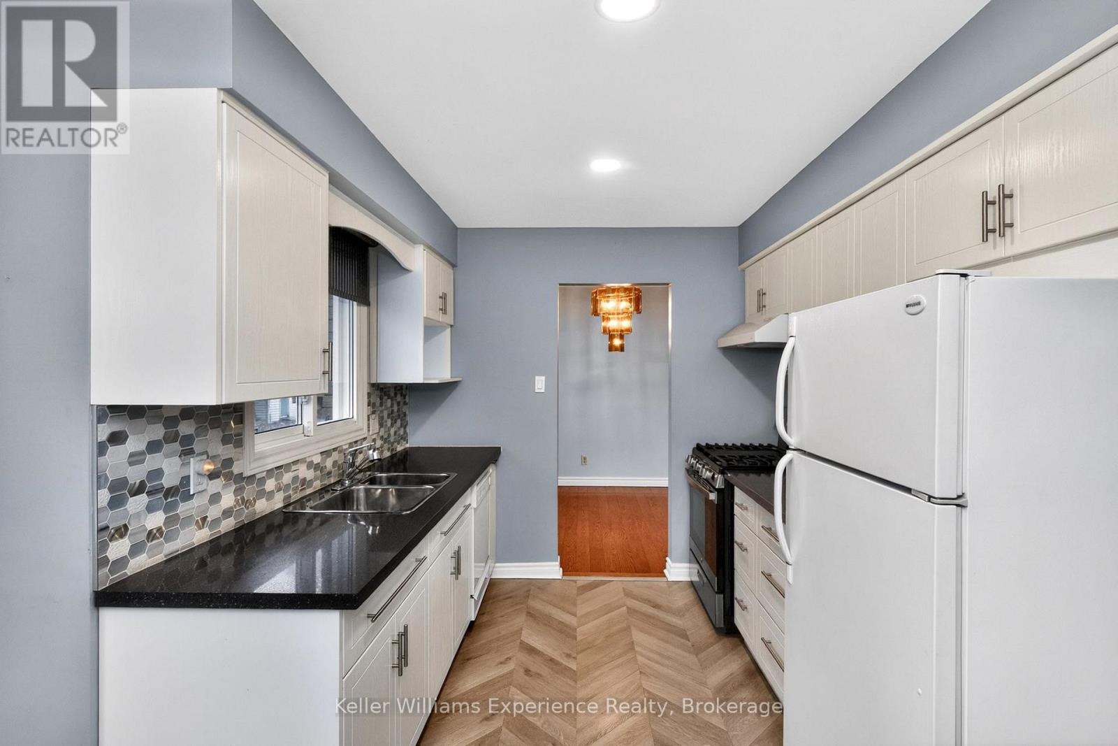 19 Viel Street, Penetanguishene, Ontario  L9M 1J1 - Photo 6 - S13239740