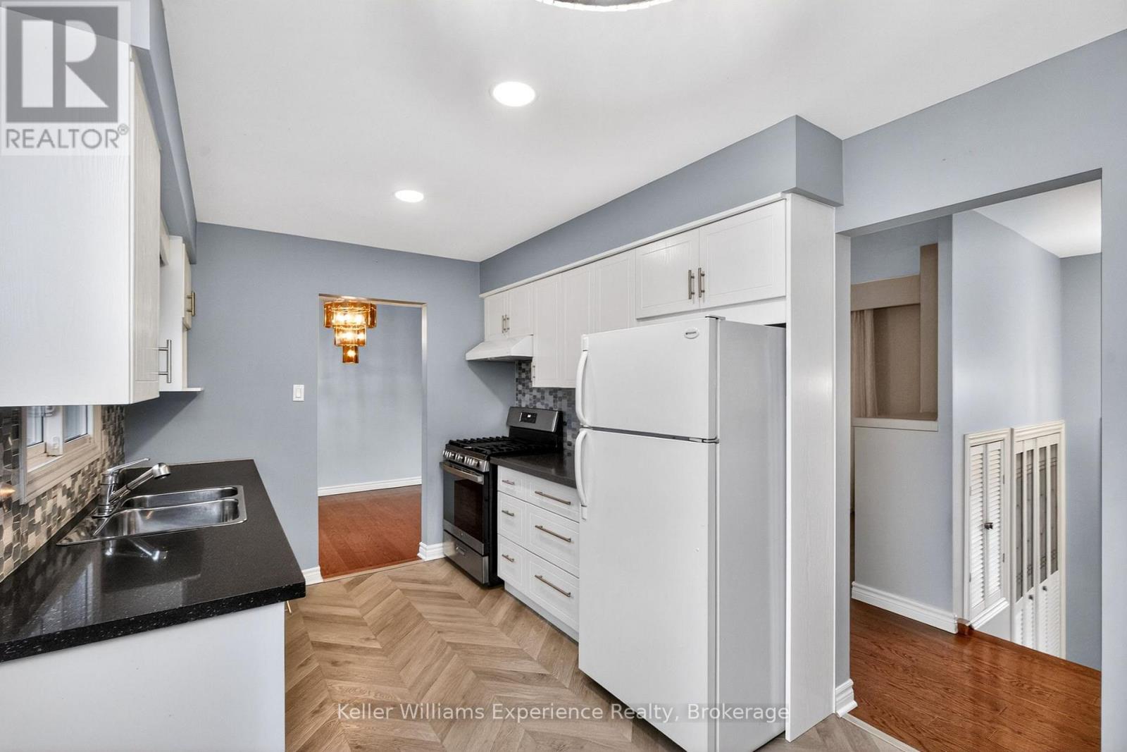 19 Viel Street, Penetanguishene, Ontario  L9M 1J1 - Photo 7 - S13239740
