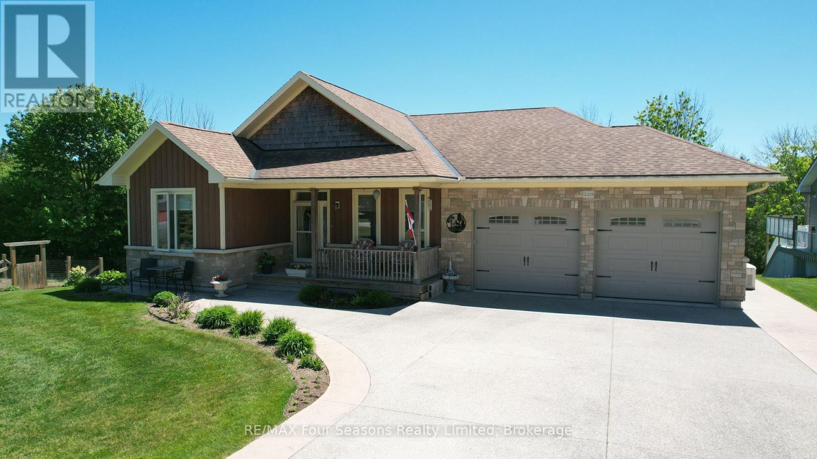 229 S Rankin Street, Saugeen Shores, Ontario  N0H 2L0 - Photo 2 - X13258430