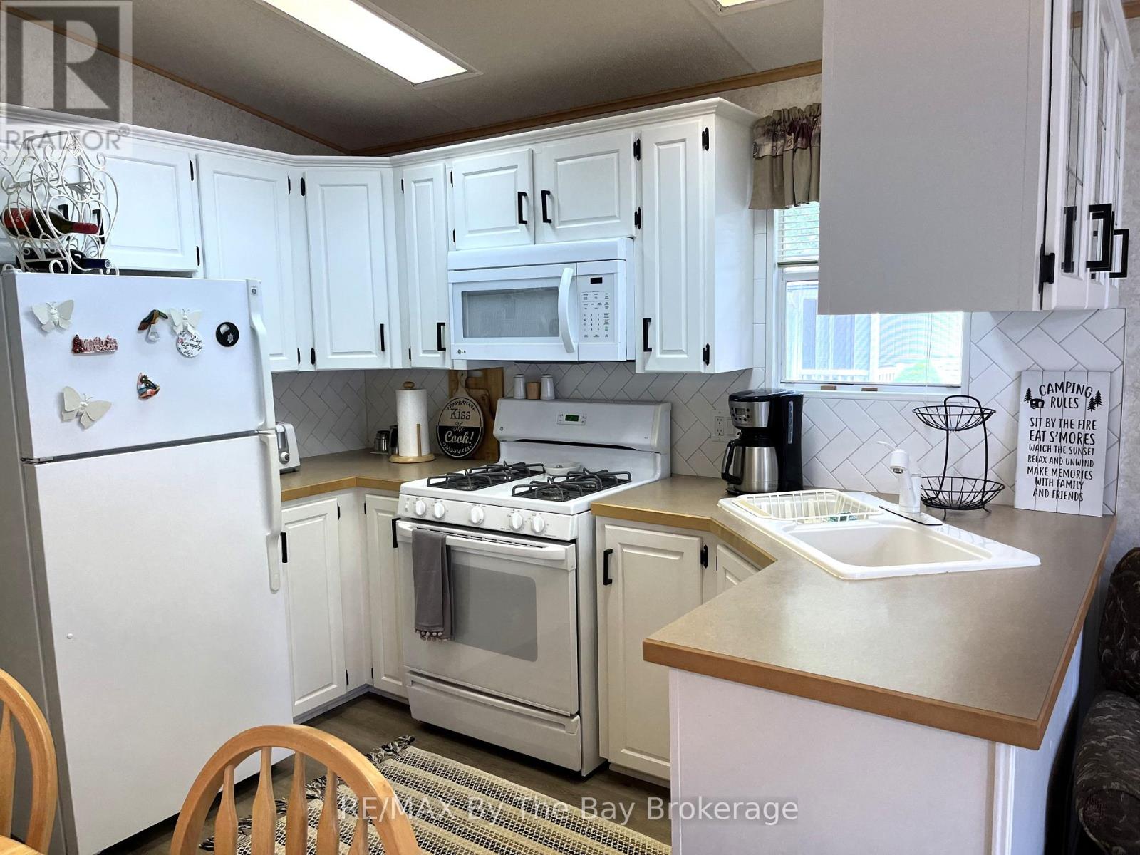 247 - 85 Theme Park Drive, Wasaga Beach, Ontario  L9Z 1X7 - Photo 9 - S13414154