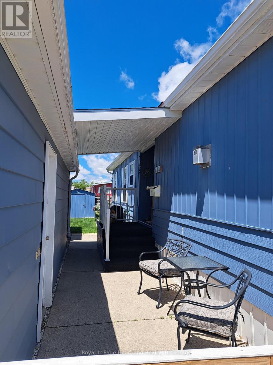 27 Stewart Street, Strathroy-Caradoc, Ontario  N7G 1A1 - Photo 2 - X13415844