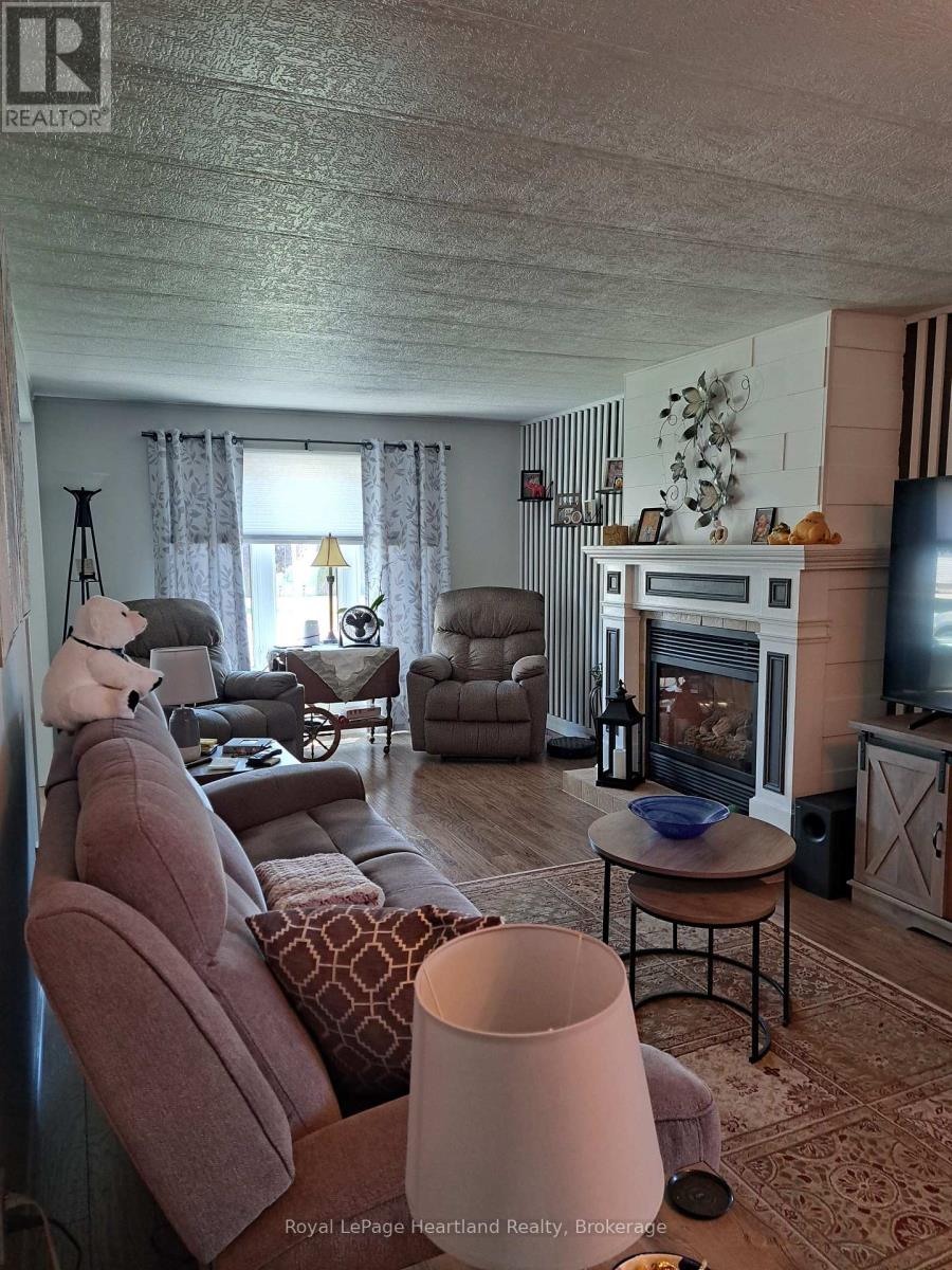 27 Stewart Street, Strathroy-Caradoc, Ontario  N7G 1A1 - Photo 3 - X13415844