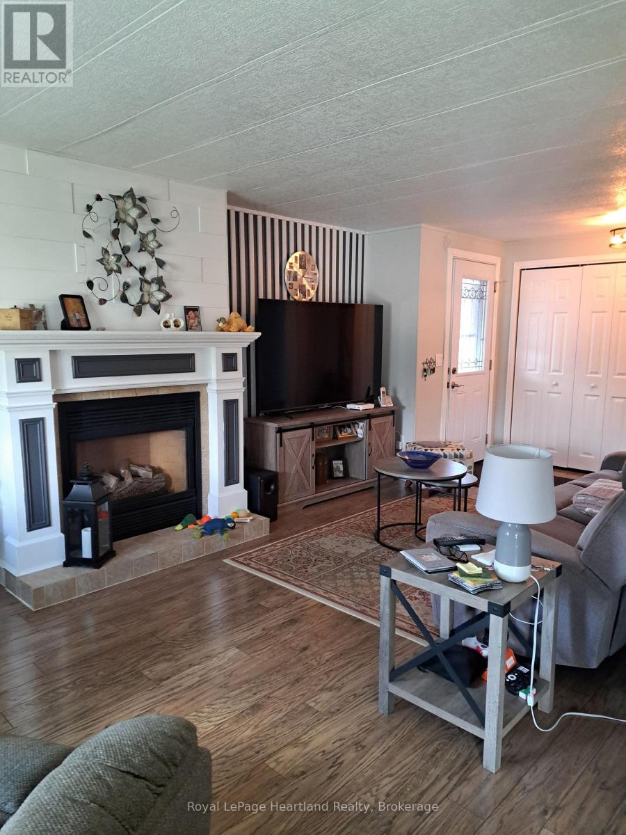 27 Stewart Street, Strathroy-Caradoc, Ontario  N7G 1A1 - Photo 4 - X13415844