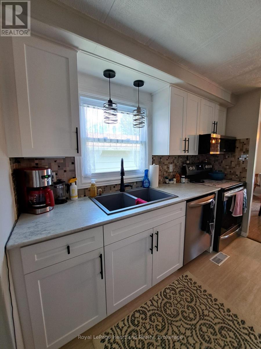 27 Stewart Street, Strathroy-Caradoc, Ontario  N7G 1A1 - Photo 6 - X13415844
