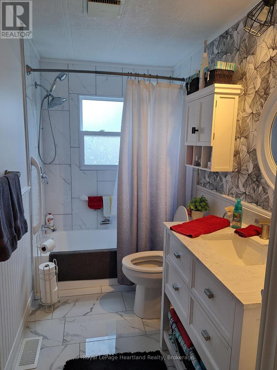 27 Stewart Street, Strathroy-Caradoc, Ontario  N7G 1A1 - Photo 9 - X13415844