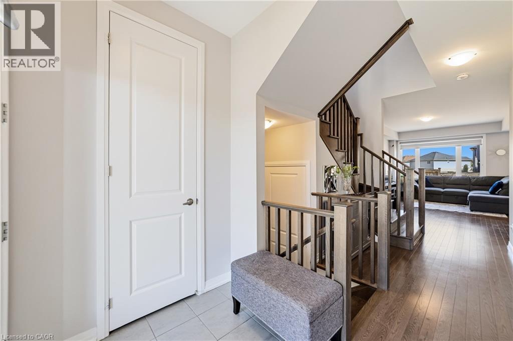8 Pinnacle Court, Hamilton, Ontario  L0R 1W0 - Photo 4 - 40838006