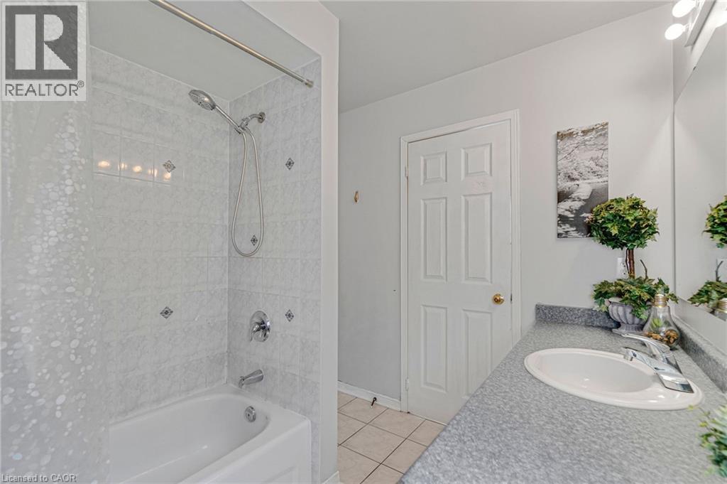 7419 Black Walnut Trail, Mississauga, Ontario  L5N 8A4 - Photo 12 - 40831651