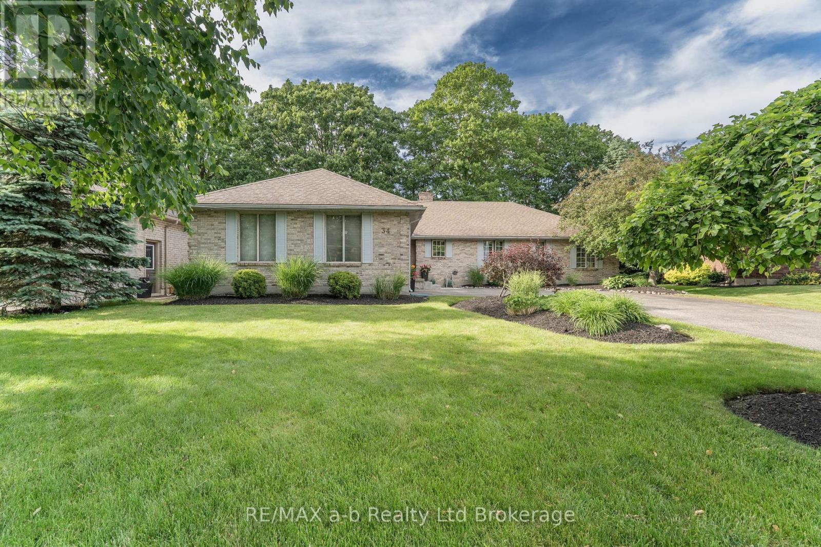 34 Lorraine Avenue, Tillsonburg, Ontario  N4G 4V3 - Photo 2 - X13425656