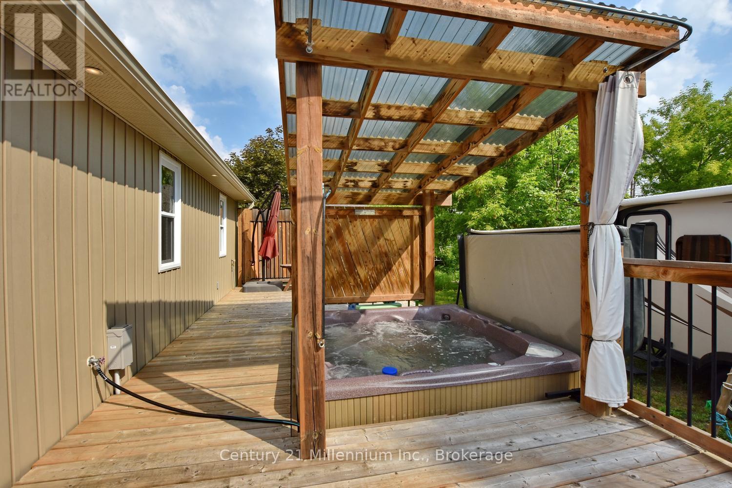 25 Berkely Street, Wasaga Beach, Ontario  L9Z 2N6 - Photo 5 - S13425884