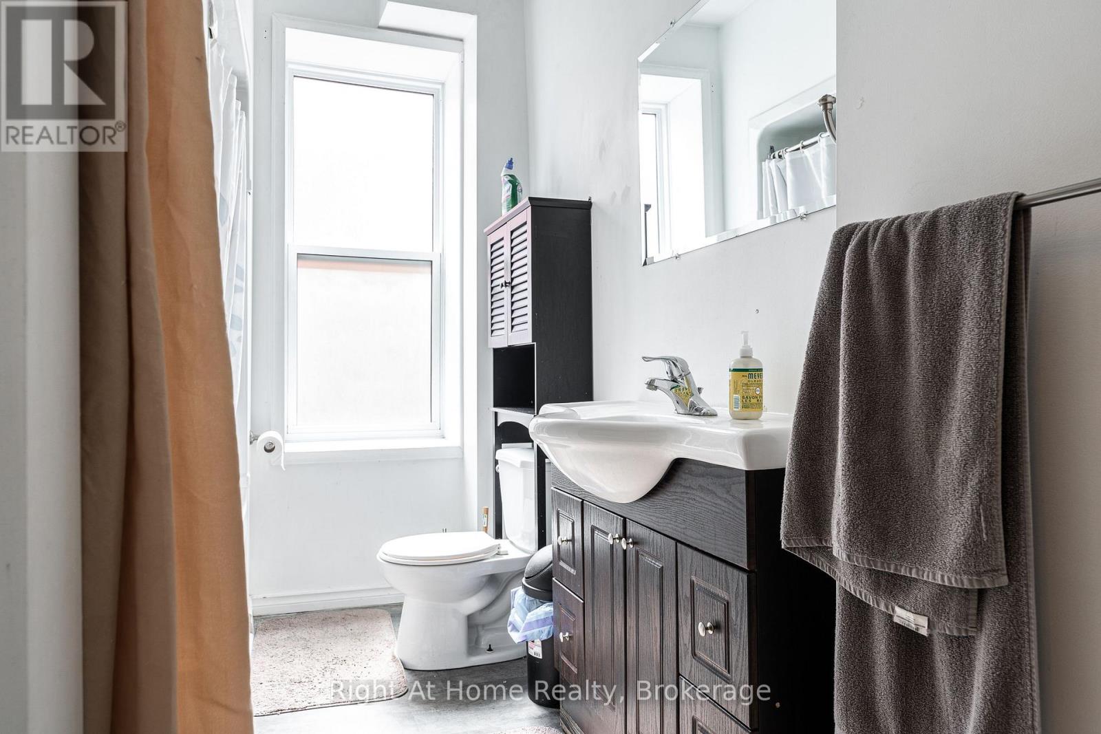 40 Douro Street, Stratford, Ontario  N5A 3R3 - Photo 7 - X13431014