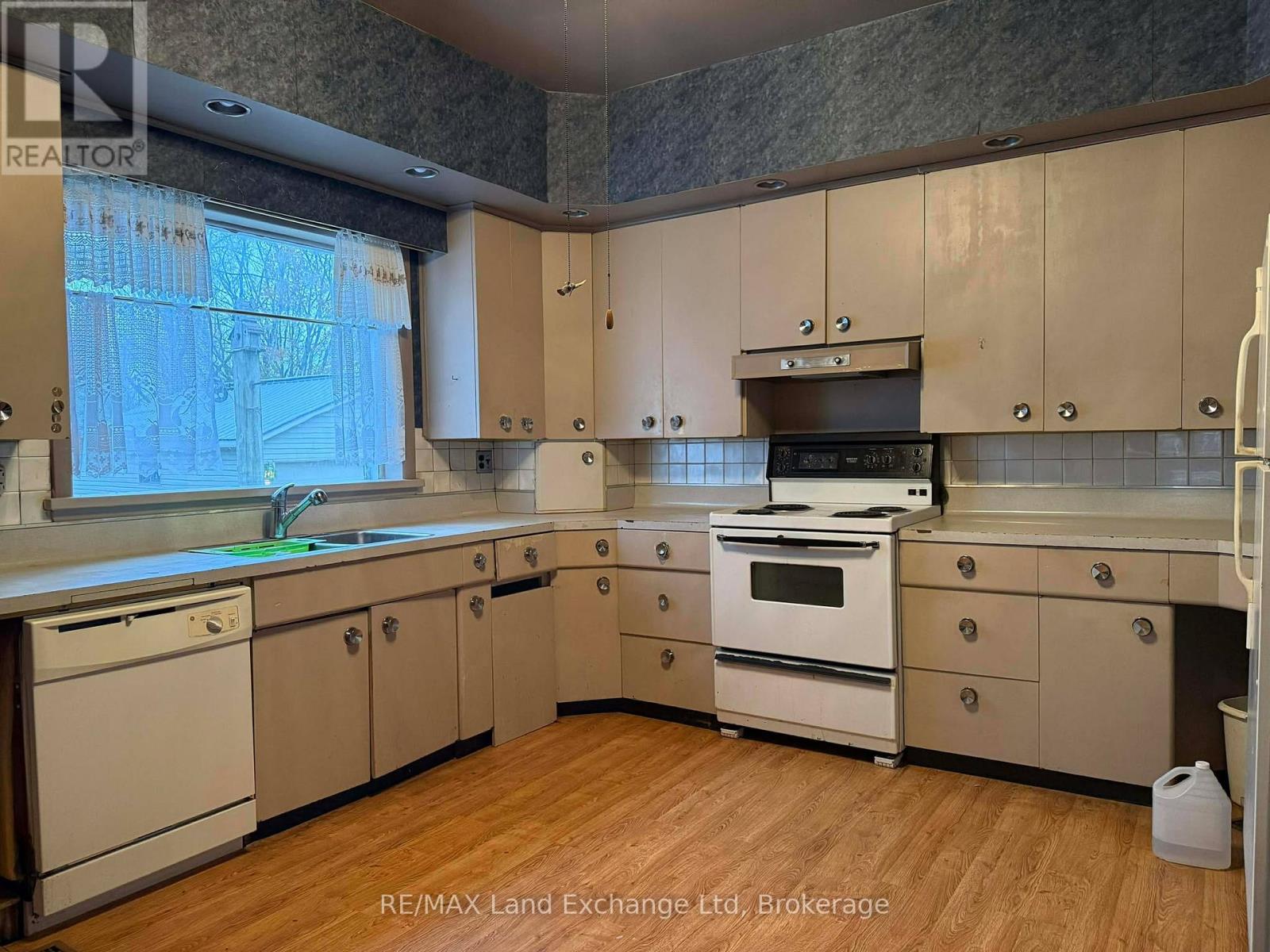 126 Diagonal Road, North Huron, Ontario  N0G 2W0 - Photo 15 - X13431156
