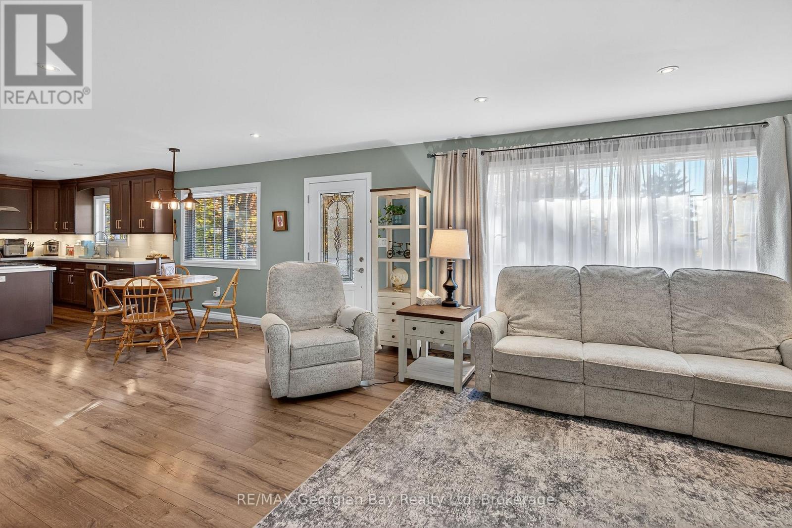 1034 Pine Grove Road, Penetanguishene, Ontario  L9M 2B5 - Photo 4 - S13432386