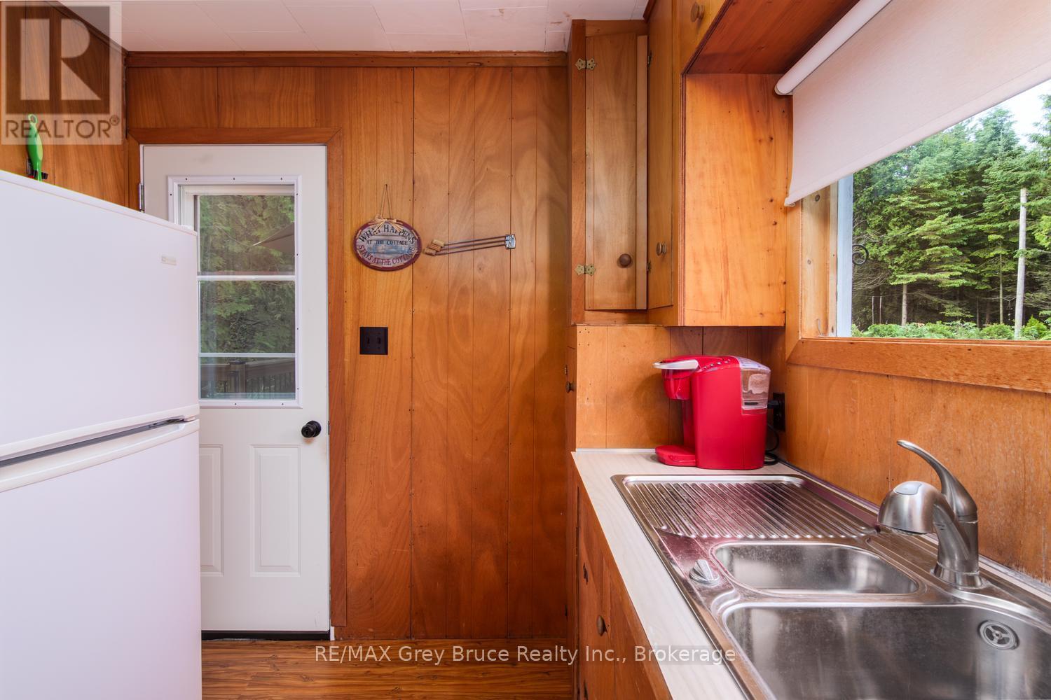 11 Eldridge Avenue, South Bruce Peninsula, Ontario  N0H 2G0 - Photo 12 - X13437918