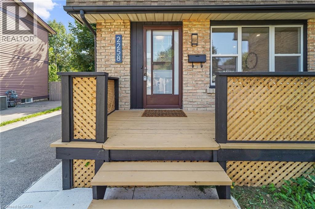 2258 Manchester Drive, Burlington, Ontario  L7P 3W2 - Photo 3 - 40839938