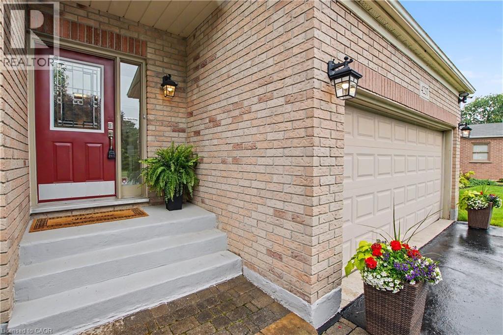 4237 Millcroft Park Drive, Burlington, Ontario  L7M 3V7 - Photo 4 - 40837684