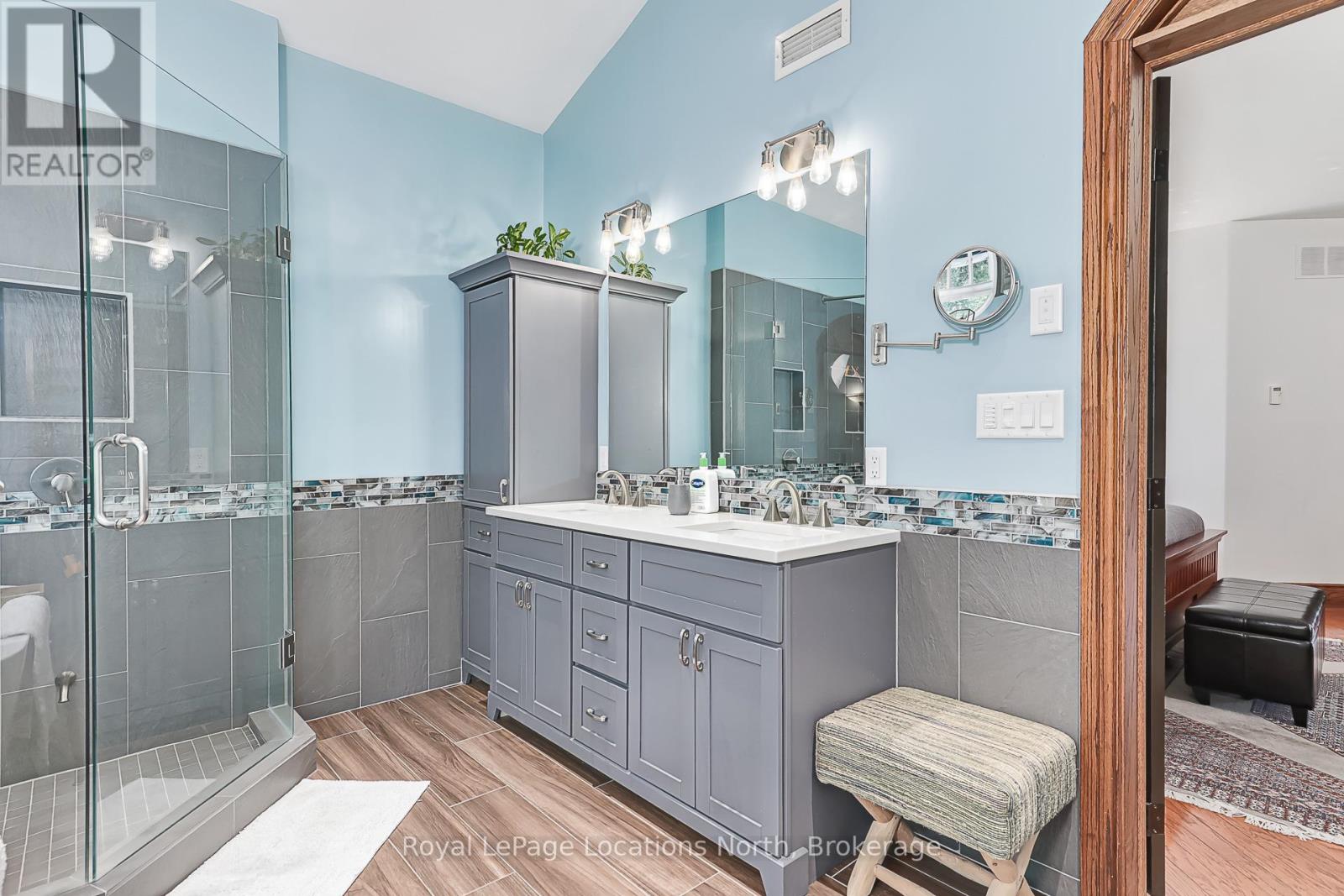 44 Blackburn Avenue, Clearview, Ontario  L0M 1P0 - Photo 14 - S13454120